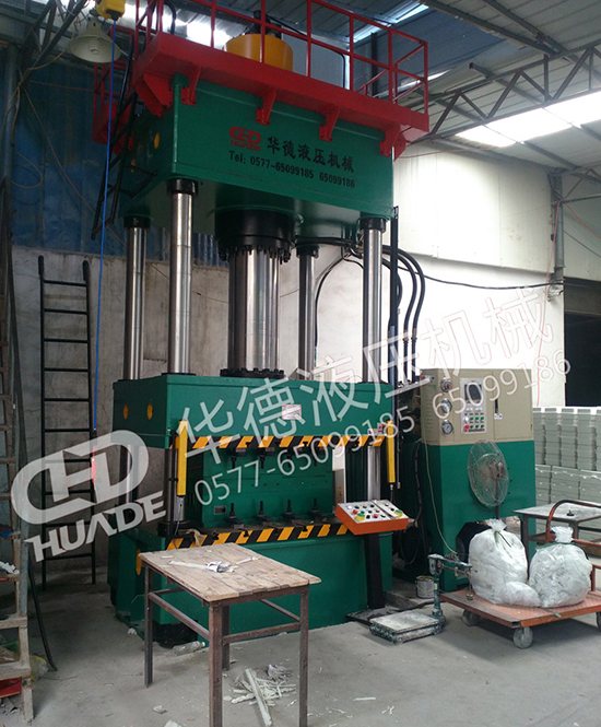 HDY71係(xi)列四(si)柱液壓(ya)機(ji)