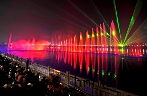 “大(da)美(mei)江(jiang)油(you)•韻(yun)律(lv)涪(fu)江(jiang)”水上(shang)音樂噴(pen)泉燈光秀