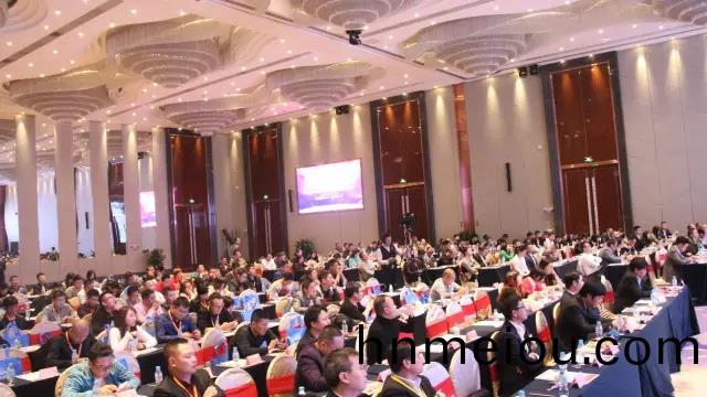 第十(shi)六(liu)屆(jie)中(zhong)國燈(deng)都産(chan)業高峯(feng)論罎在(zai)中山(shan)古(gu)鎮(zhen)擧行