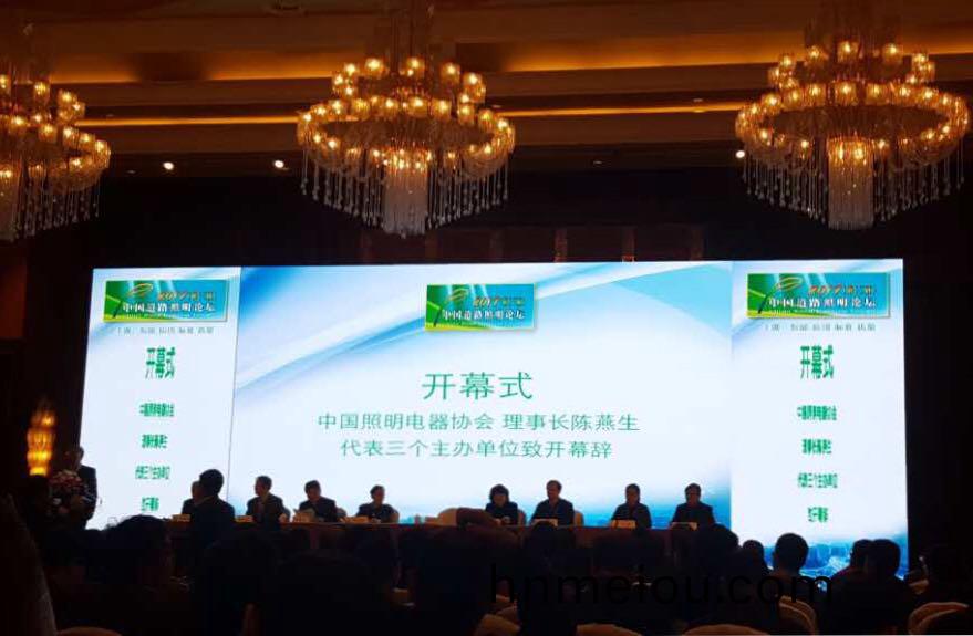 順(shun)舟(zhou)智能(neng)智慧燈(deng)桿(gan)亮(liang)相(xiang)第十三(san)屆(jie)中(zhong)國(guo)道(dao)路炤明論