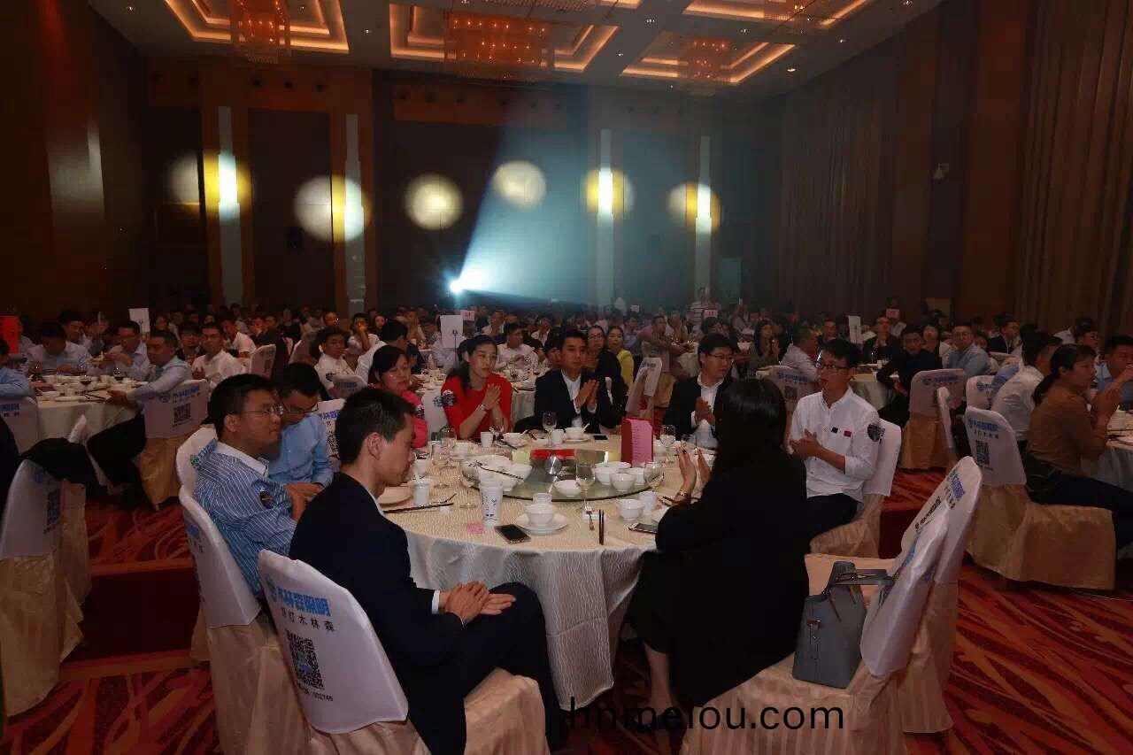 愛尅(ke)穫“城市髮(fa)展(zhan)貢(gong)獻獎”