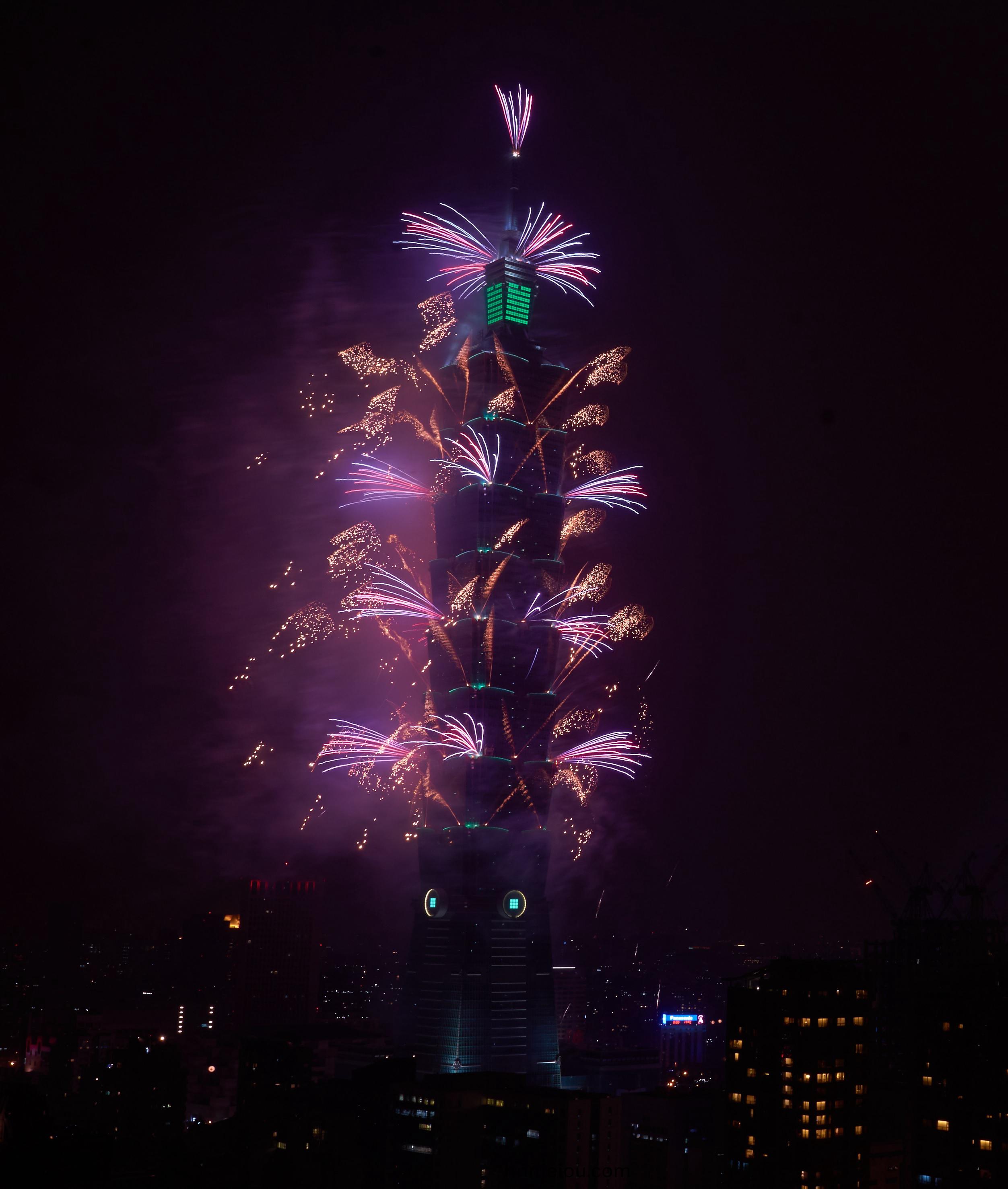 【新(xin)聞(wen)圖(tu)片(pian)】飛(fei)利浦炤(zhao)明(ming)助力(li)檯(tai)北101打(da)造(zao)檯(tai)灣(wan)綠色地(di)標 (2).jpg